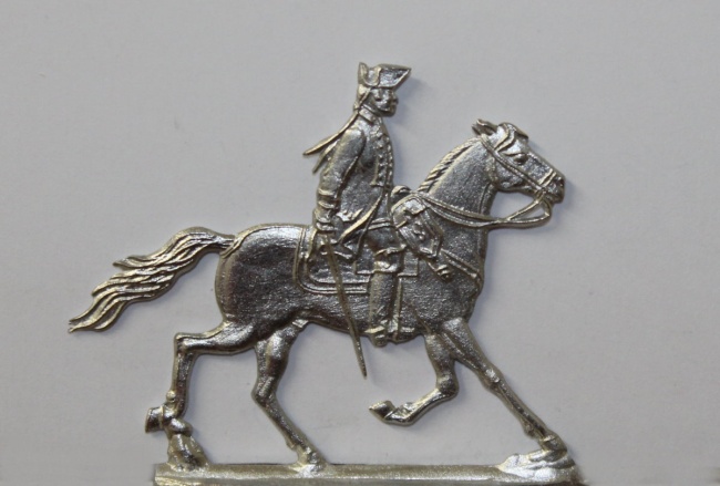 preußischer Dragoneroffizier zu Pferd mit gezogenem Pallasch
